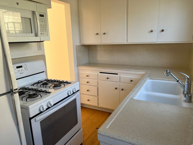 Building Photo - Oceanview Two Bedroom Apartment with Laund...