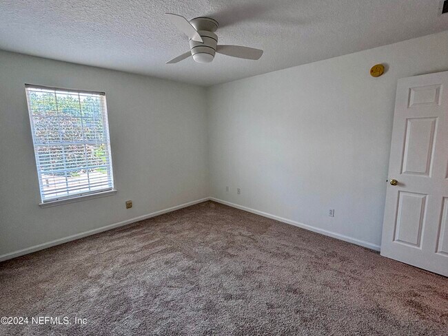 Building Photo - 369 Scrub Jay Dr