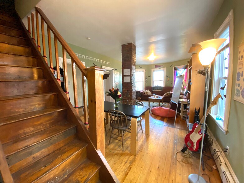 Building Photo - 168 Hillside St