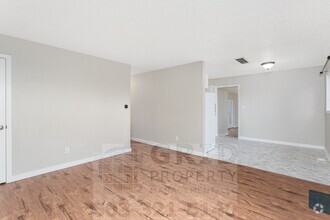 Building Photo - 3+ Bedroom House w/ Large Backyard - South...