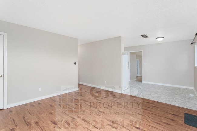 Building Photo - 3+ Bedroom House w/ Large Backyard - Southeast Portland!