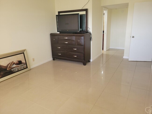 Building Photo - 3050 N Palm Aire Dr