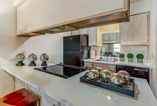 Building Photo - 501 Par Dr