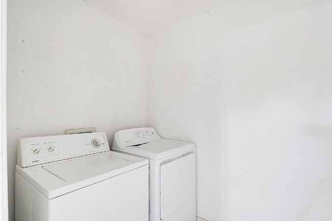 Building Photo - "Charming 3-Bedroom Home in El Paso with Spacious Living Areas – 1251 Sq Ft of Comfort!"