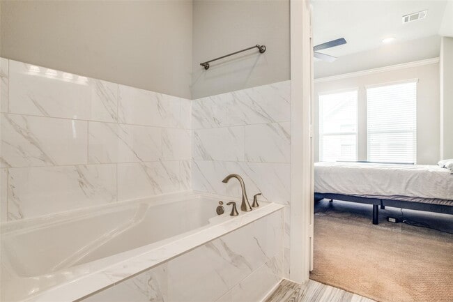 Building Photo - 412 W 28th St