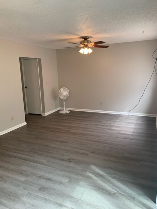 Building Photo - This charming 3-bed, 2.5-bath townhome is available for rent.