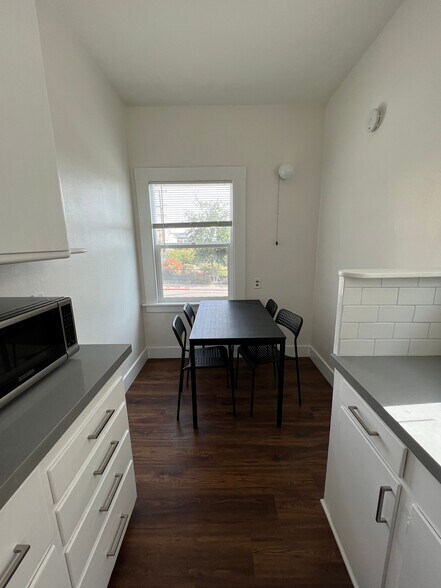 dining nook - 1694 Oxford St