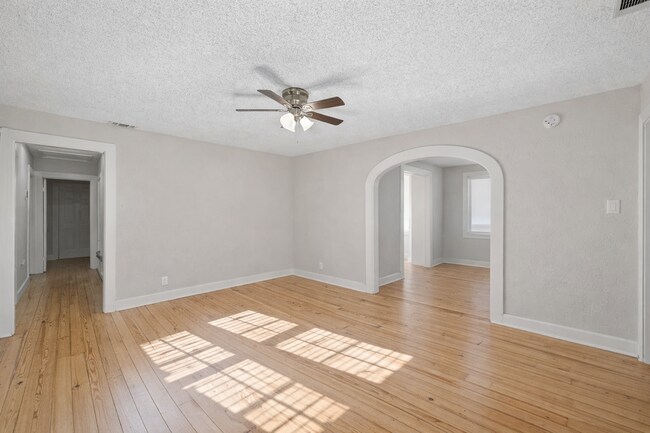 Building Photo - Cherrywood Duplex 7 Bedroom 4 Full Baths