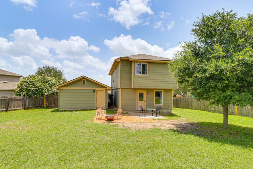 Building Photo - Room in House on Hungry Horse Dr