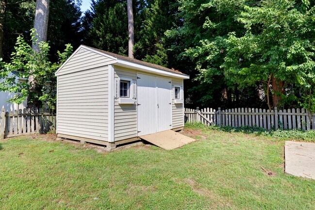 Building Photo - Convenient Coventry Home