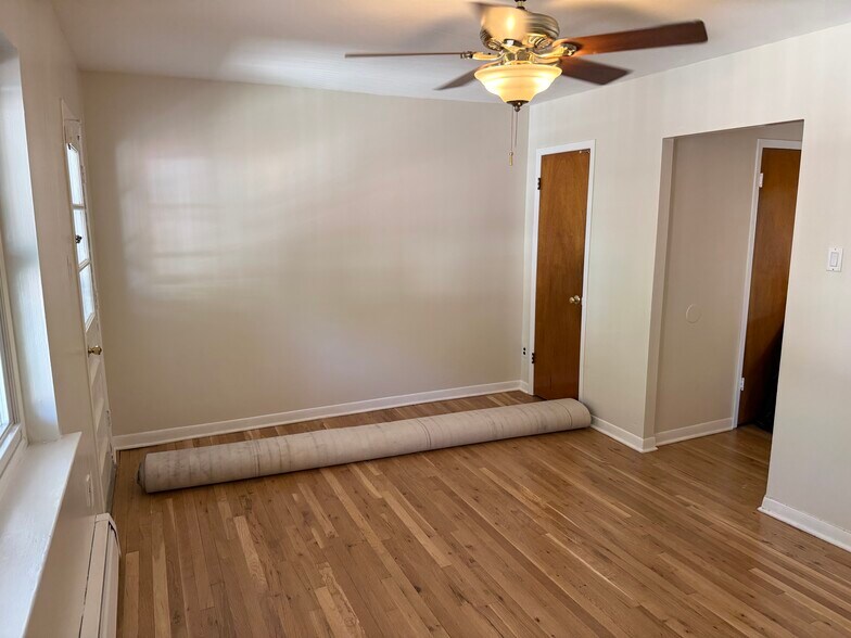 Building Photo - 722 Throggs Neck Expy