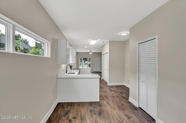 Building Photo - 2291 Clemente Dr