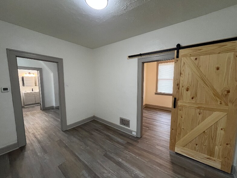 Building Photo - 1342 W 69th St