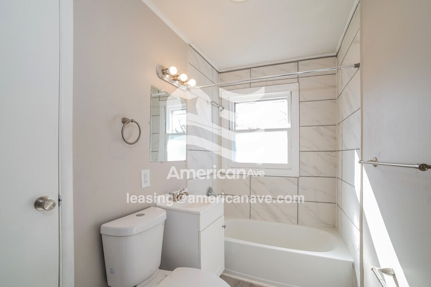 Building Photo - 823 W Bartlett Ct