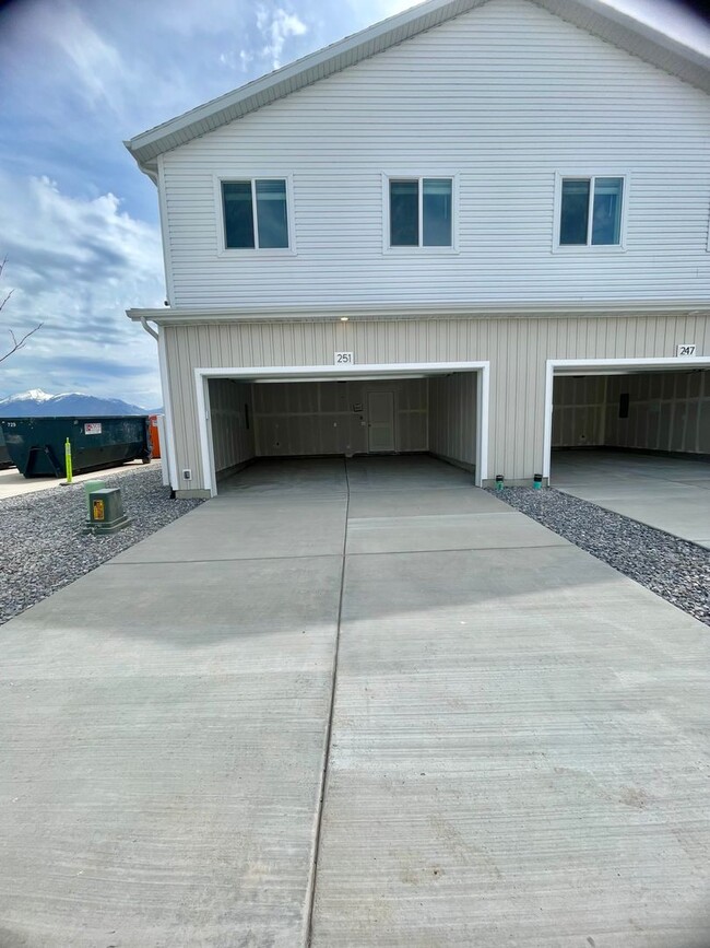 Building Photo - New 4 Bedroom Townhome
