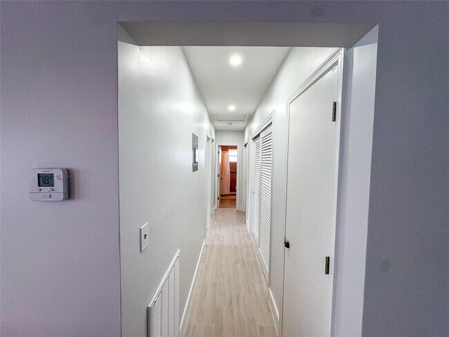 Building Photo - 4541 N Ocean Dr