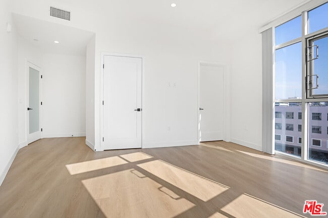 Building Photo - 164 Chestnut St