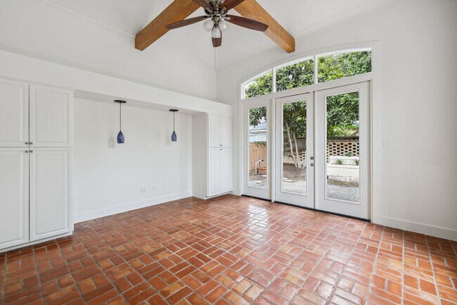 Building Photo - CHARMING 3-BEDROOM IN THE HEART OF ALAMO HEIGHTS