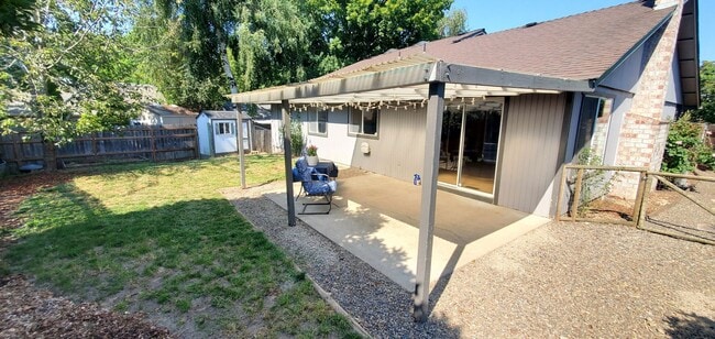 Building Photo - Three Bedroom w/ a Large Bonus Room on a C...