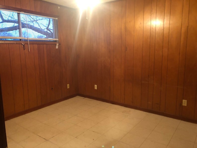 Building Photo - 105 N Ruland St