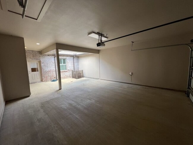 Building Photo - Trendy, 2 bedroom, 2 bathroom townhouse lo...