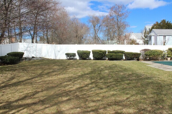 Building Photo - 28 Myrtle St