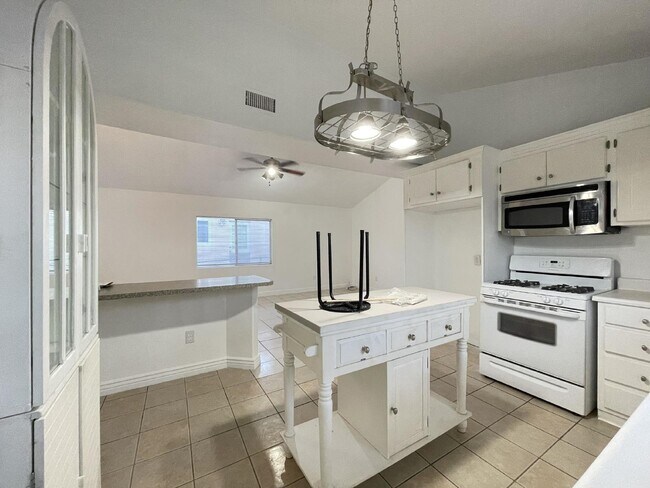 Building Photo - 2078 Del Rey Dr
