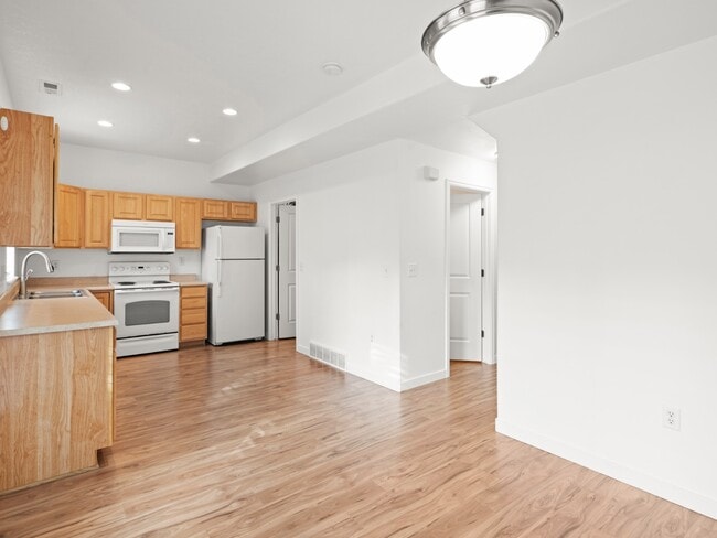 Building Photo - 5047 W Rock Butte Rd