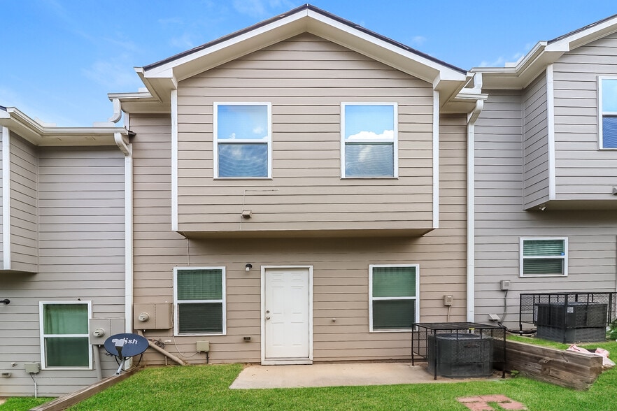 Building Photo - 1408 Canopy Dr