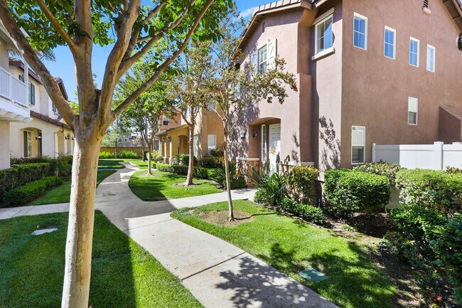 Building Photo - 2 Master Suites - 2 car garage - Townhome