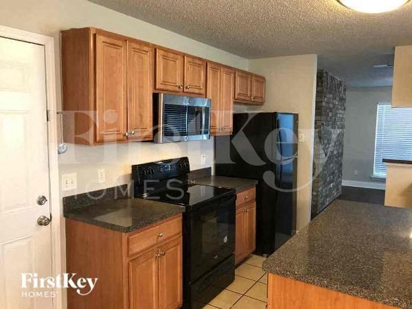 Building Photo - 911 Blewitt Dr