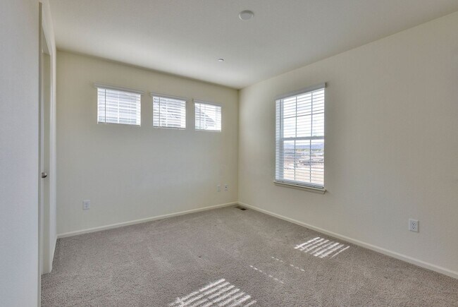 Building Photo - Beautiful 2-Bedroom, 2.5-Bath Townhome in ...