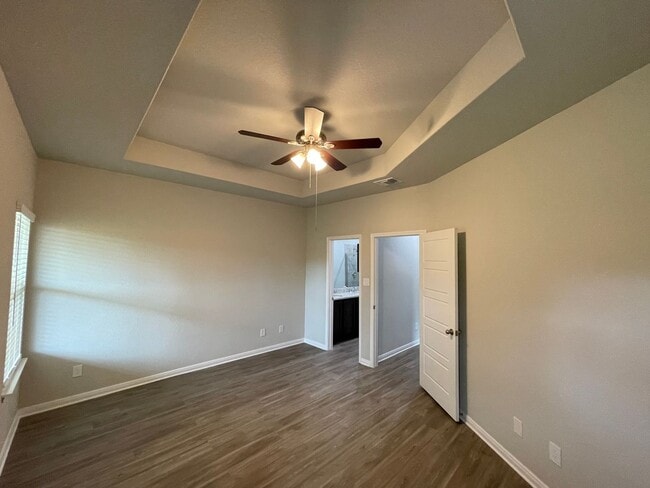 Building Photo - Luxury 3/2 duplex in NBTX