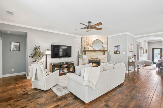 Building Photo - 913 Freesia Dr