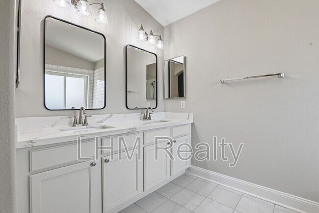 Building Photo - 1146 S Larkspur St