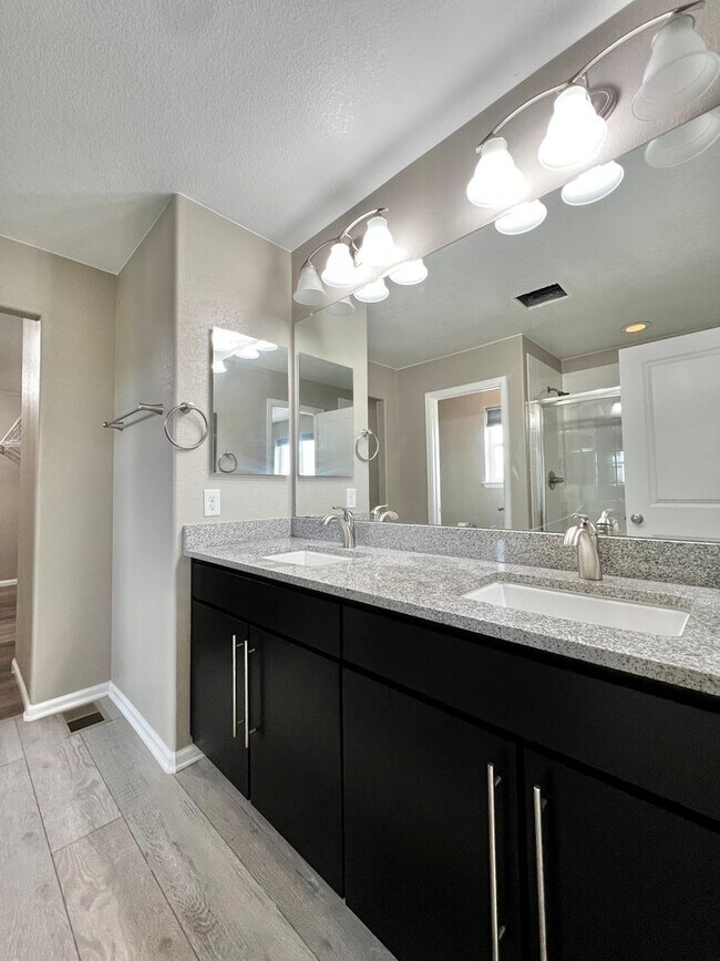 Building Photo - Spacious 5 Bed 3.5 Bath with Modern Upgrades!