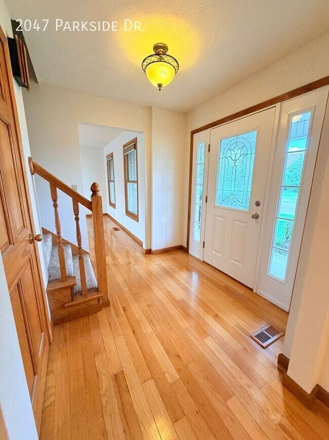 Building Photo - 2047 Parkside Dr