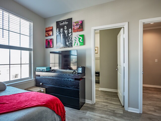 Building Photo - Rowandale