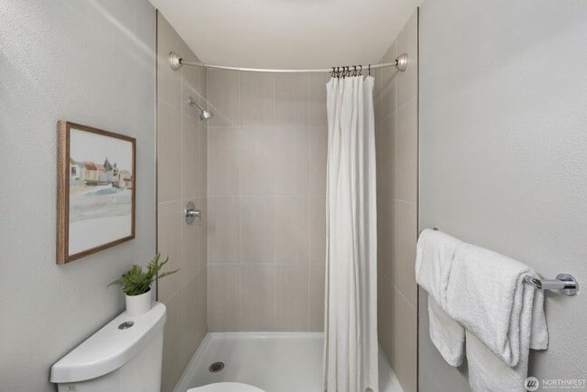 Building Photo - Bright Renovated 1 Bedroom Corner Condo in the Heart of Downtown Bellevue