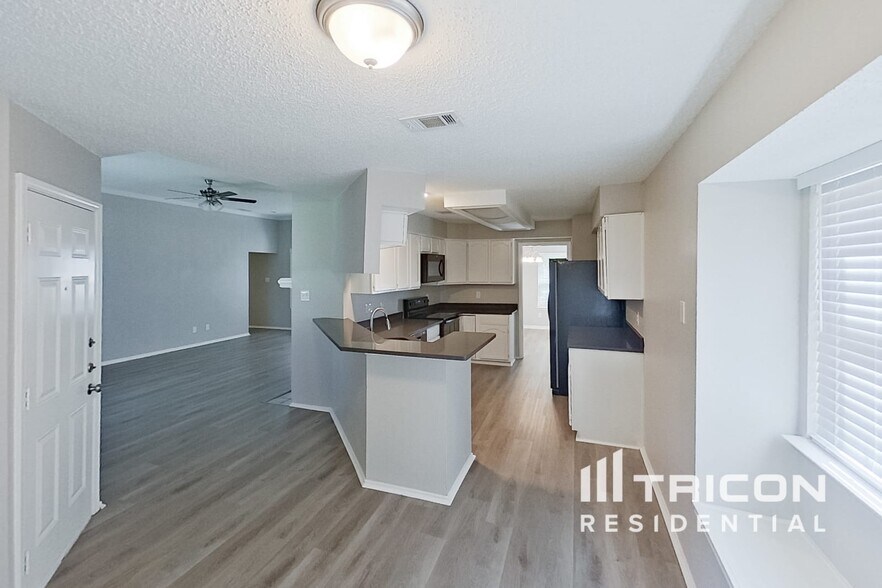 Building Photo - 1253 Essex Dr