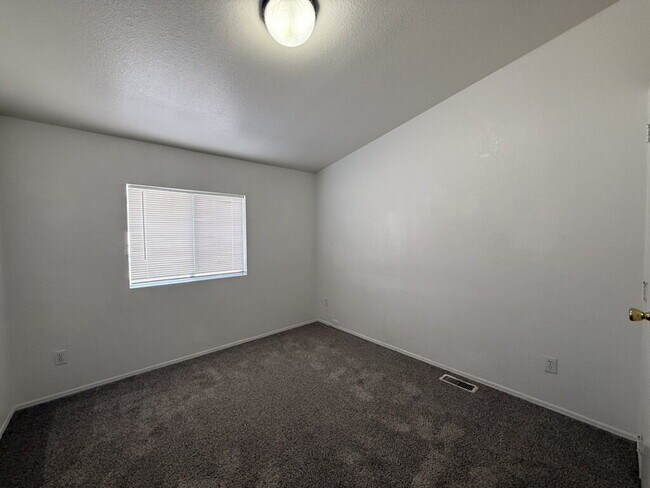 Building Photo - 3 bed 2 bath home with a large yard. BHCRE...