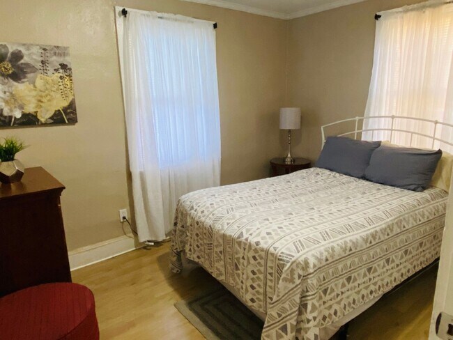 Building Photo - 2 Bedroom/1 Bath  - $1,060/Mo