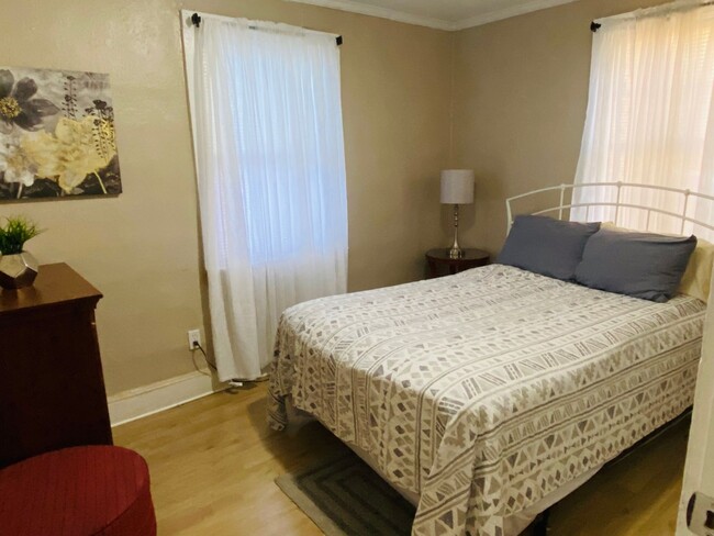 Building Photo - 2 Bedroom/1 Bath Furnished Rental - Whole ...