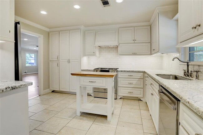 Building Photo - 9829 Larston St