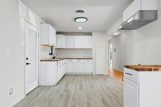 Building Photo - 2551 W Summit Ave.