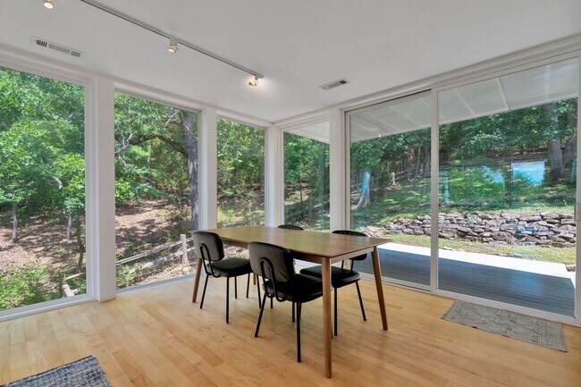 Building Photo - 1124 Heath Dr