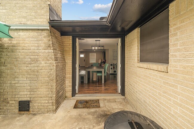 Building Photo - 1415 Palm Dr