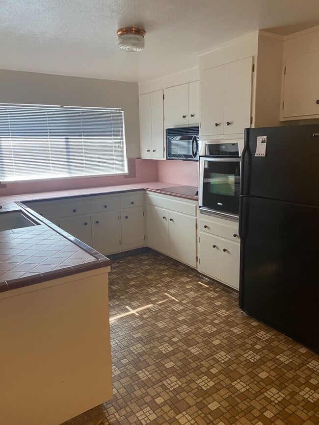 Building Photo - Immaculate shape 3 bedroom 2.5 bath home in San Leandro