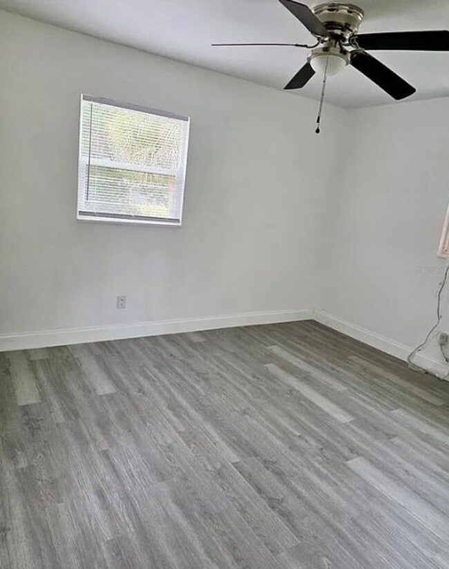 Building Photo - 2 bed 1 bath 2-plex with 850 sf. Off MLK (...