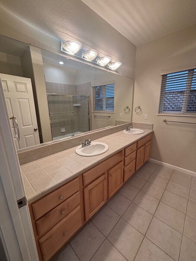 Building Photo - Single level 3 bedroom 2 bathroom Rincon V...